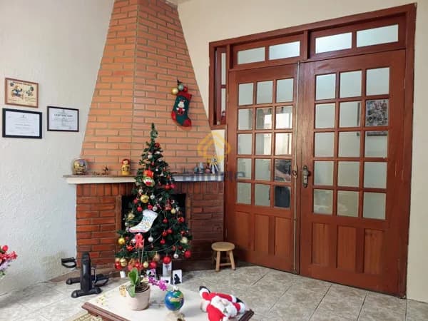Sobrado padrão no centro de Pelotas, próximo ao IFSul