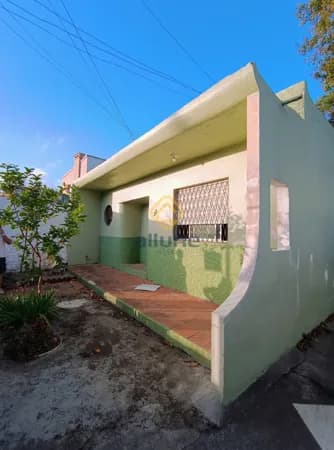 Casa à venda na rua Barão de Butuí, próximo ao centro de Pelotas.