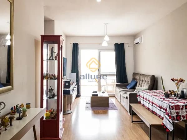 Apartamento central com 2 dormitórios e terraço privativo