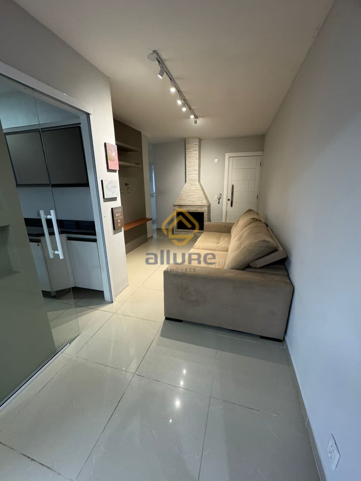 Casa diferenciada semi-mobiliada com piscina no Humuarama !!