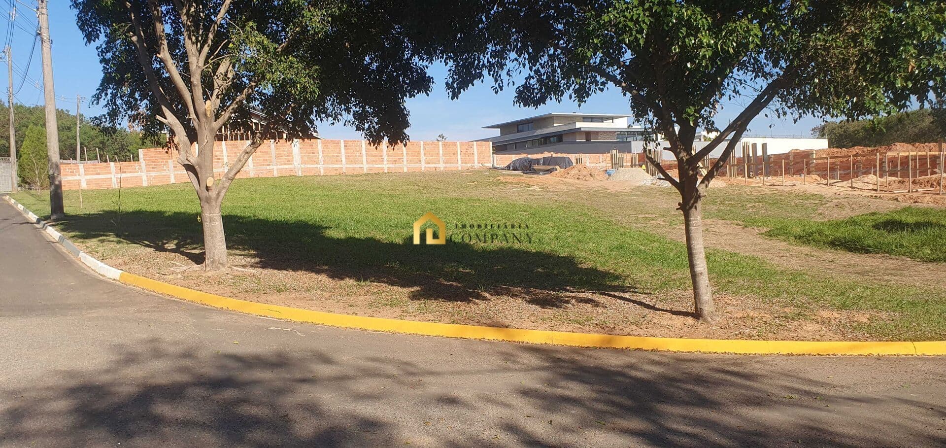 Terreno de esquina à venda no Condomínio Vila Toscana em Votorantim/SP