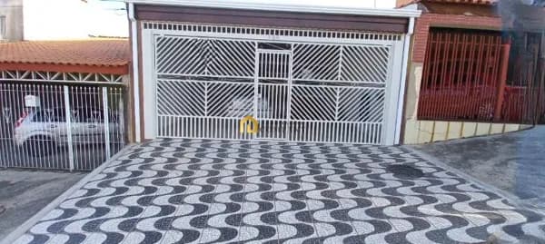 Casa com dois quartos, sendo uma suíte e duas vagas coberta