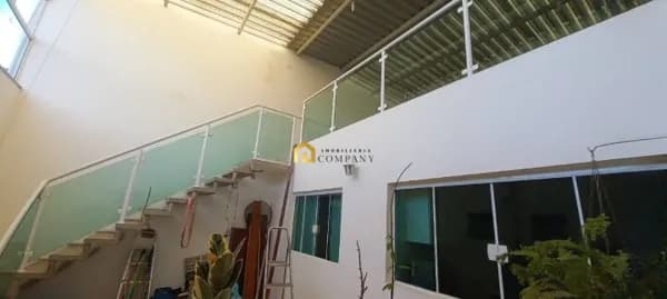 Casa com dois quartos, sendo uma suíte e duas vagas coberta