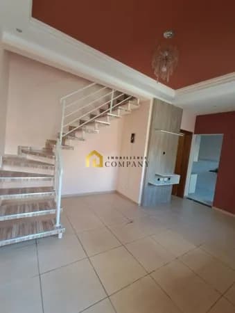 Sobrado com 2 quartos com armários!