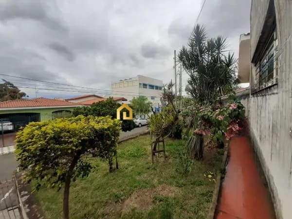 Casa assobradada ambientes amplos em excelente localização!