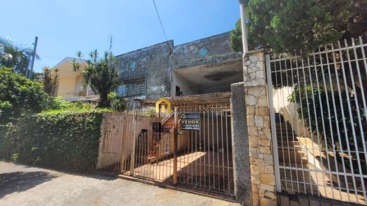 Casa assobradada ambientes amplos em excelente localização!