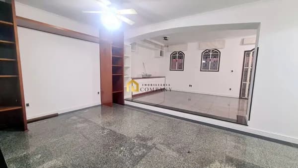 Casa assobradada espaçosa no bairro Trujillo em Sorocaba/SP