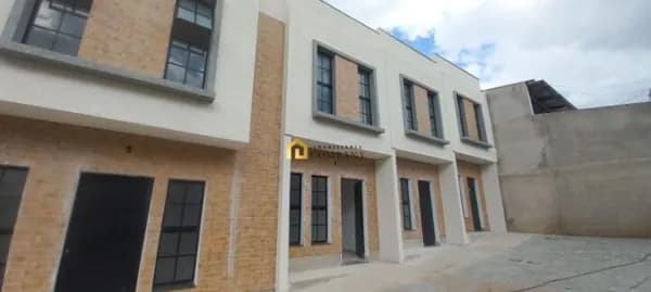 Sobrados com 02 dormitórios, próximo a escolas, mercados e a faculdade