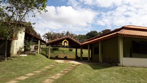 Chácara em Salto de Pirapora. Com construção de casa com 2 suítes.