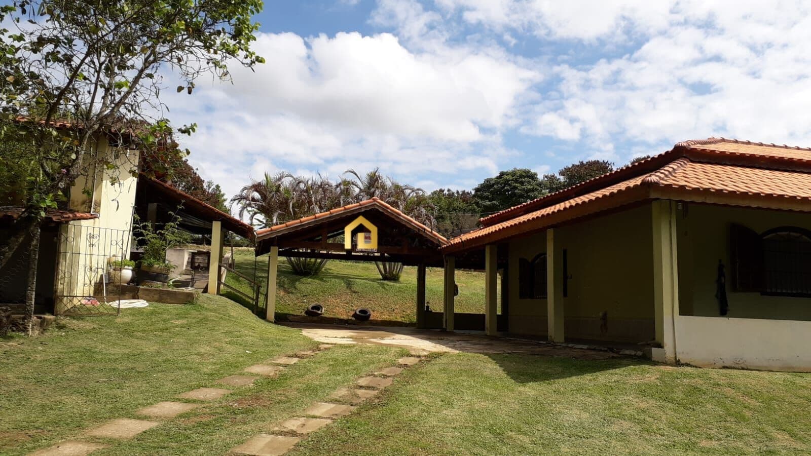 Chácara em Salto de Pirapora. Com construção de casa com 2 suítes.