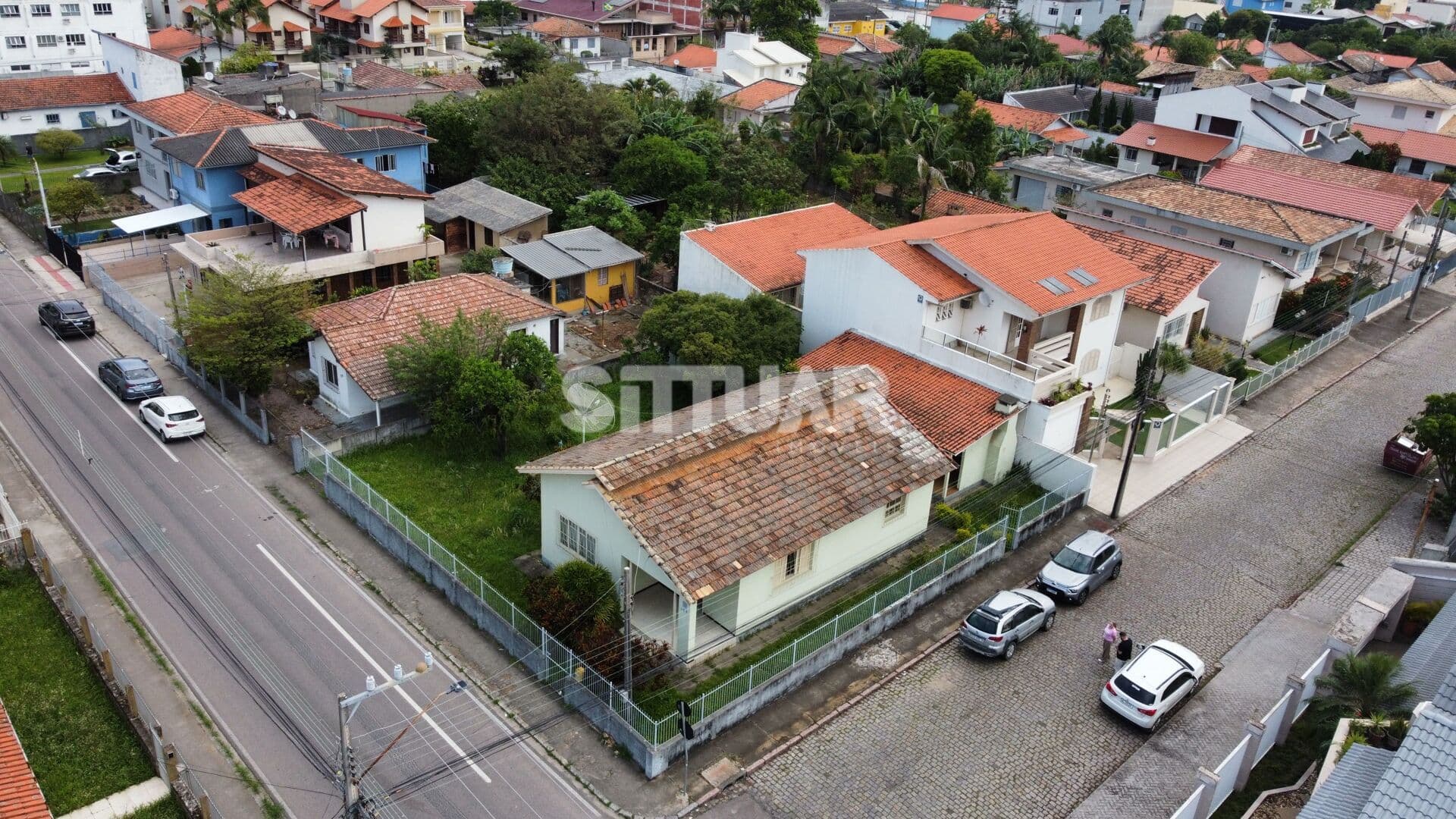 Terreno de esquina com potencial construtivo