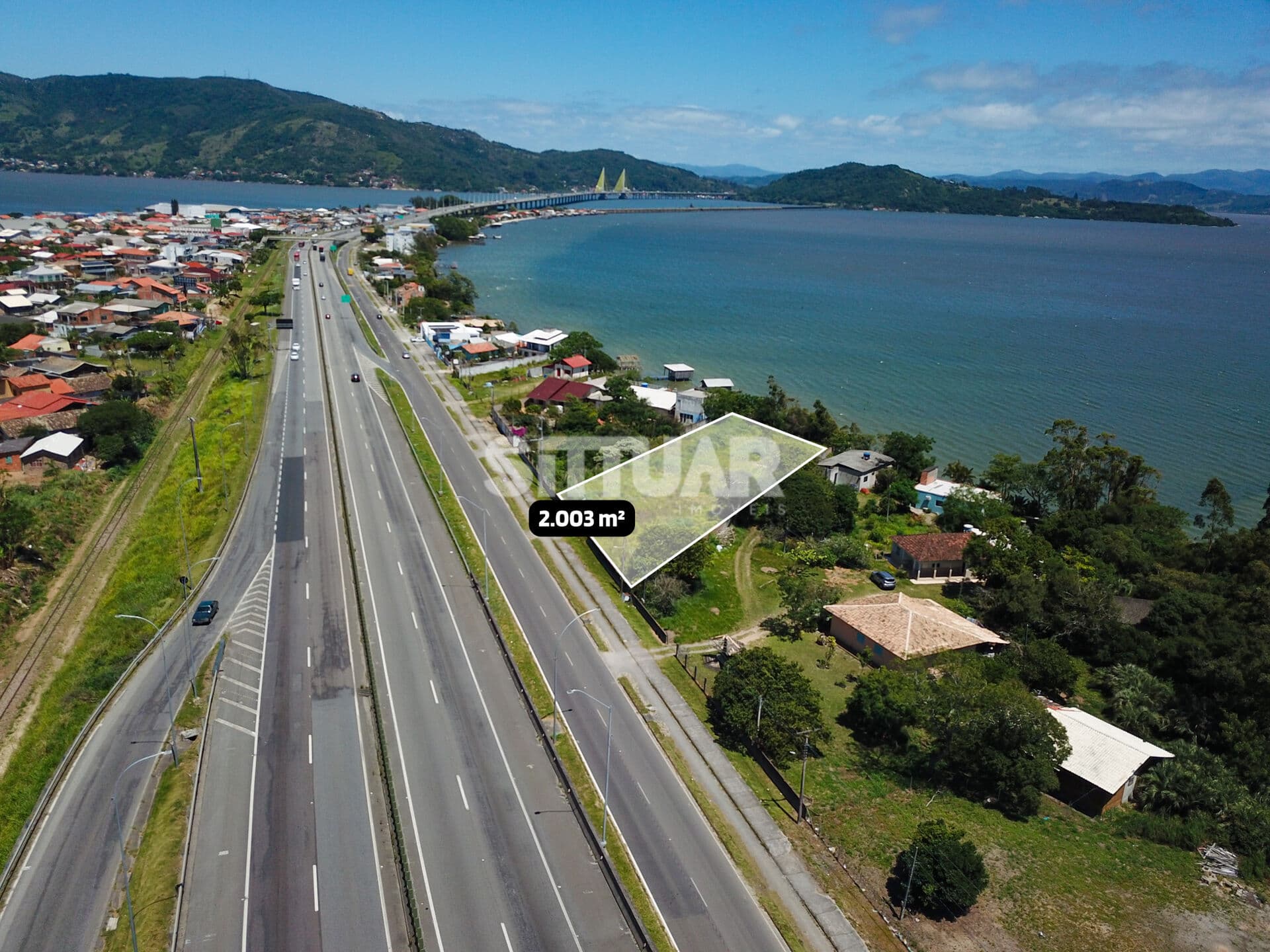 Terreno à Venda na beira da Lagoa, bairro Cabeçuda, Laguna/SC