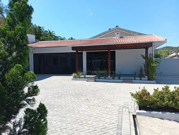 Casa Semi Mobiliada no centro de Guabiruba com 3 quartos- Suíte/Closet e amplo espaço de terreno