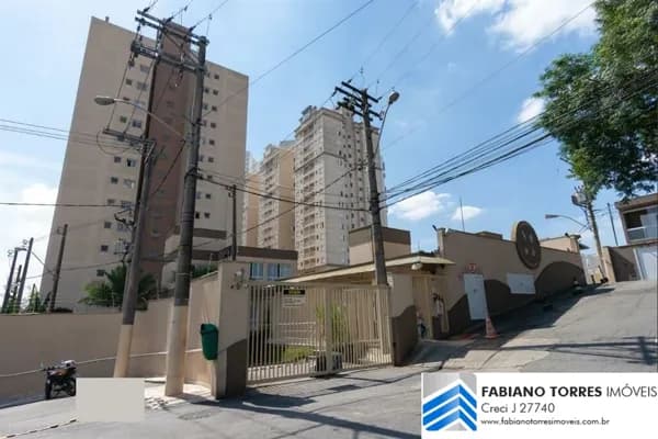 Apartamento bem localizado com alguns armários embutidos e fácil acesso a Rodovia Anchieta