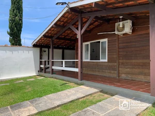 Casa a venda na Praia das Toninhas com 3 quartos e amplo quintal