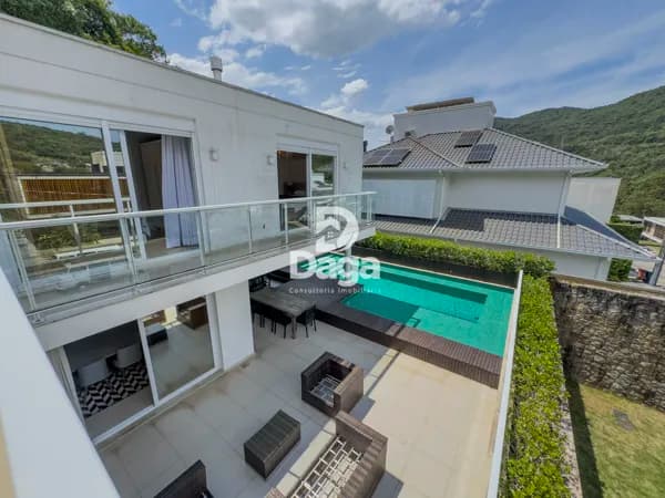 Casa de Condomínio com 4 Quartos e 5 banheiros à Venda