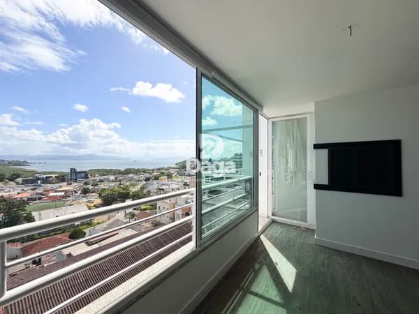 Cobertura ampla com vista mar no Itacorubi