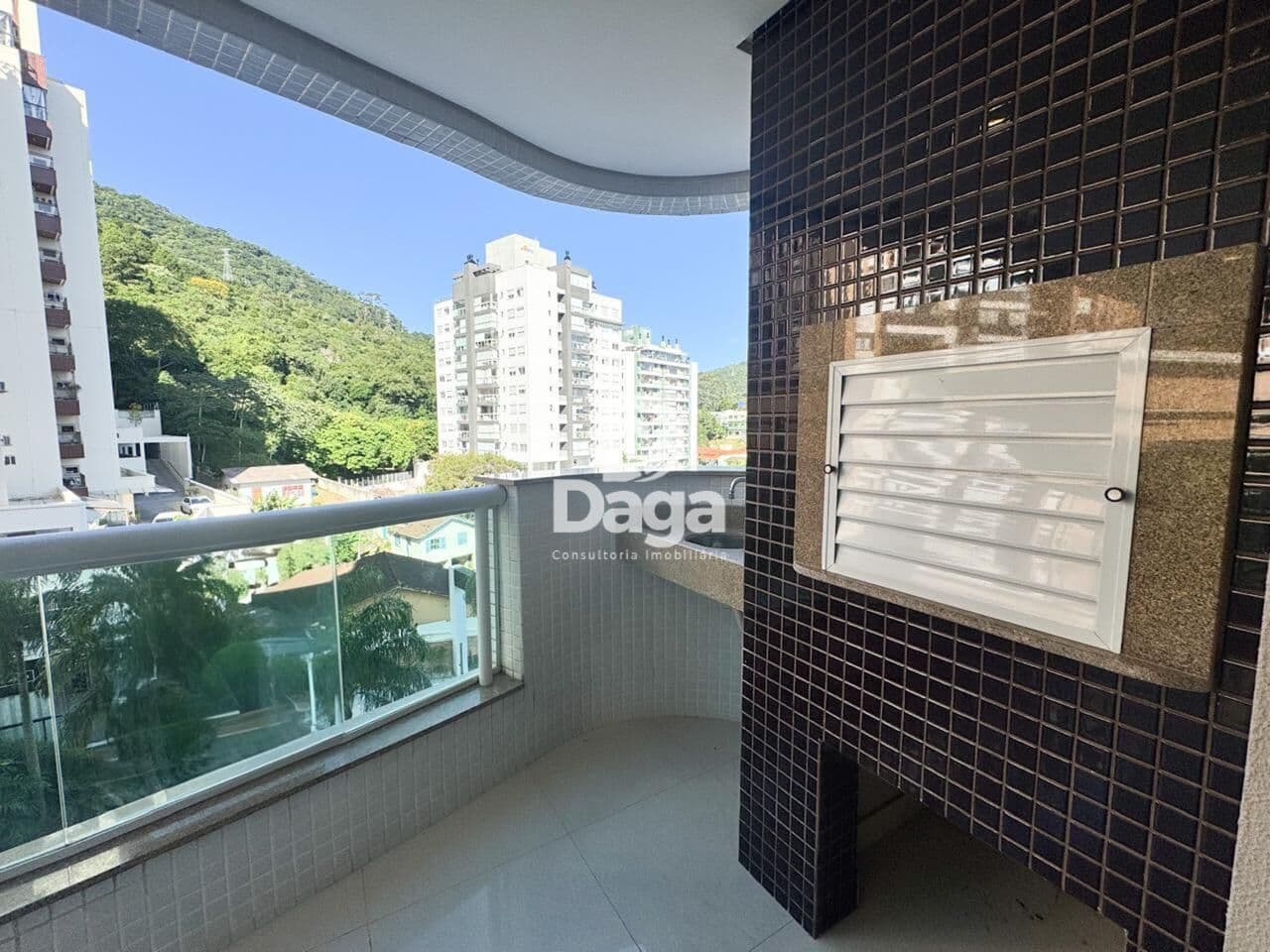 Espaçoso apartamento de 4 Dormitórios e 2 Vagas no Itacorubi