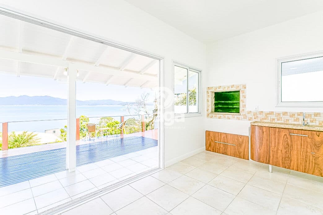 Viva com vista para o mar: propriedade rara com duas residências e jardim privativo