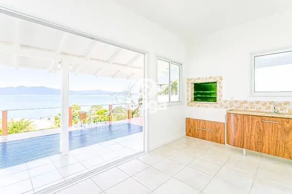 Viva com vista para o mar: propriedade rara com duas residências e jardim privativo
