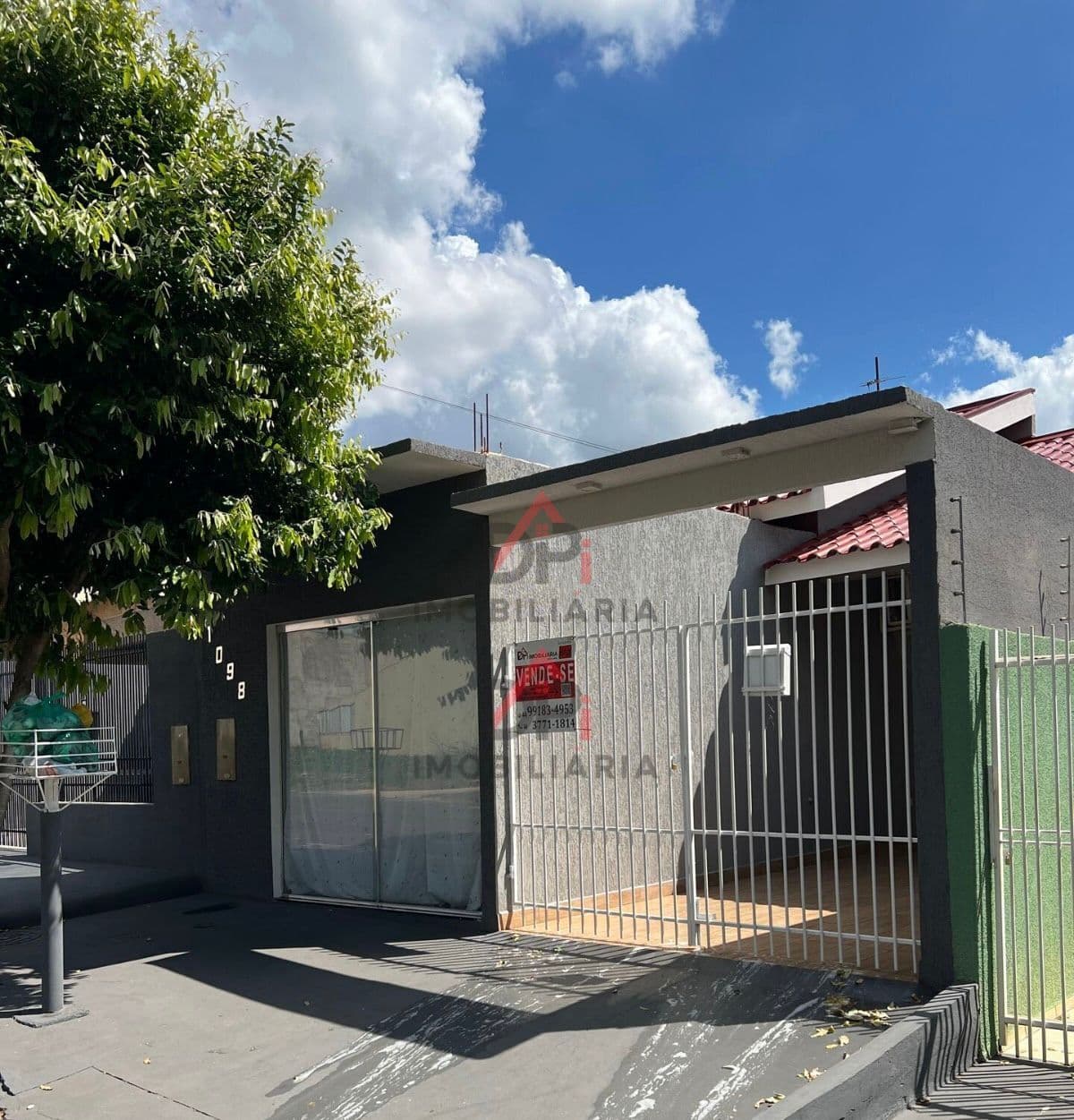 CASA COM SALÃO NA FRENTE