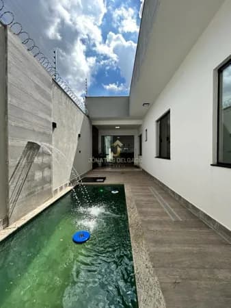 Casa com piscina!