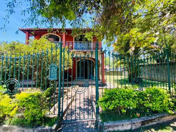 Casa Duplex com 3 Quartos e Piscina, no Jardim das Rosas em Itatiaia - RJ