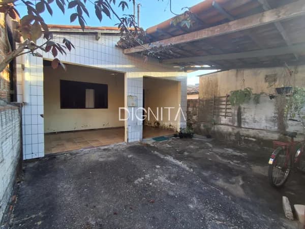 Casa Padrão com Área e Quintal Amplo