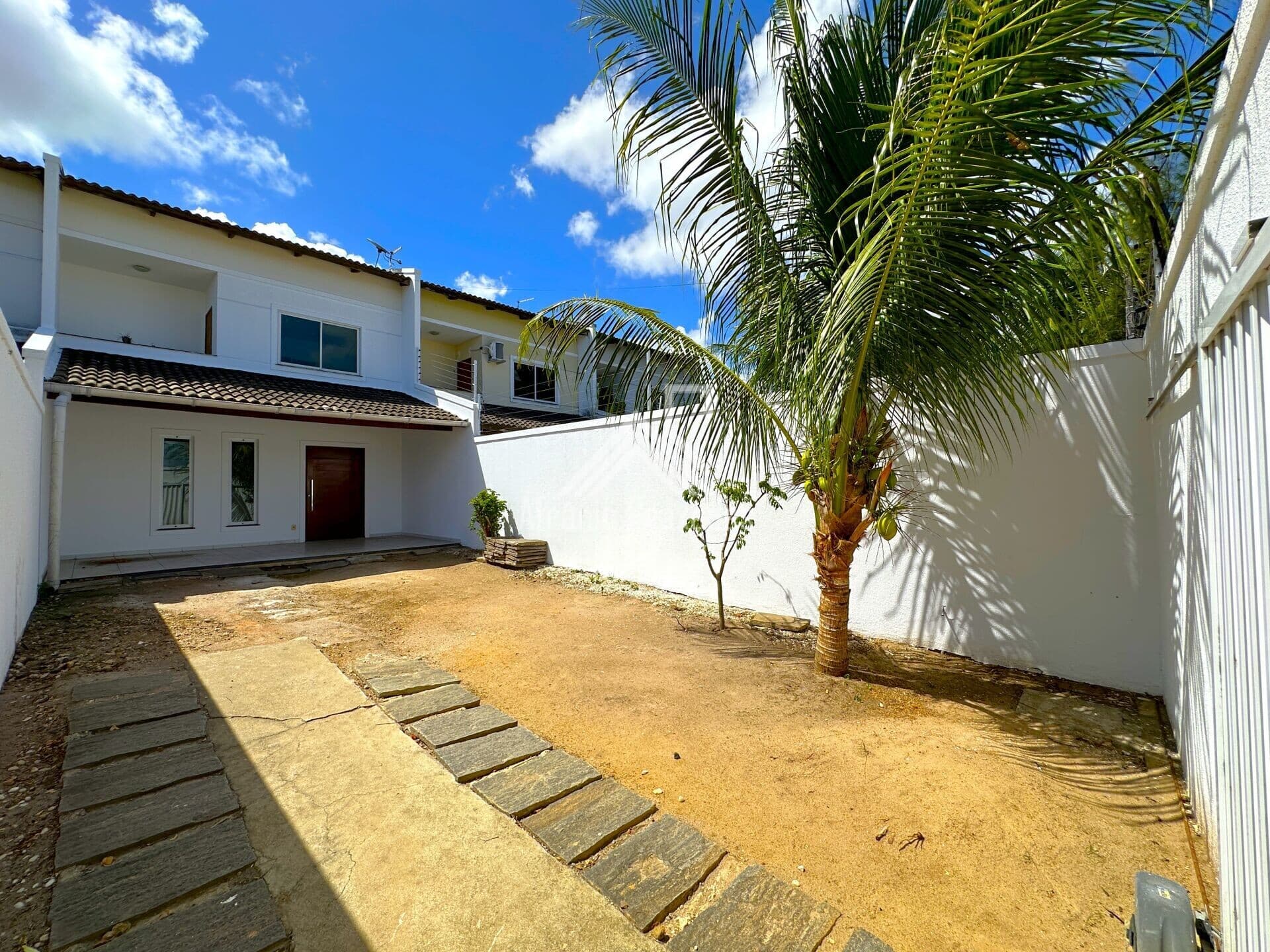 Alugo Casa duplex 03 dormitórios - Bairro coité