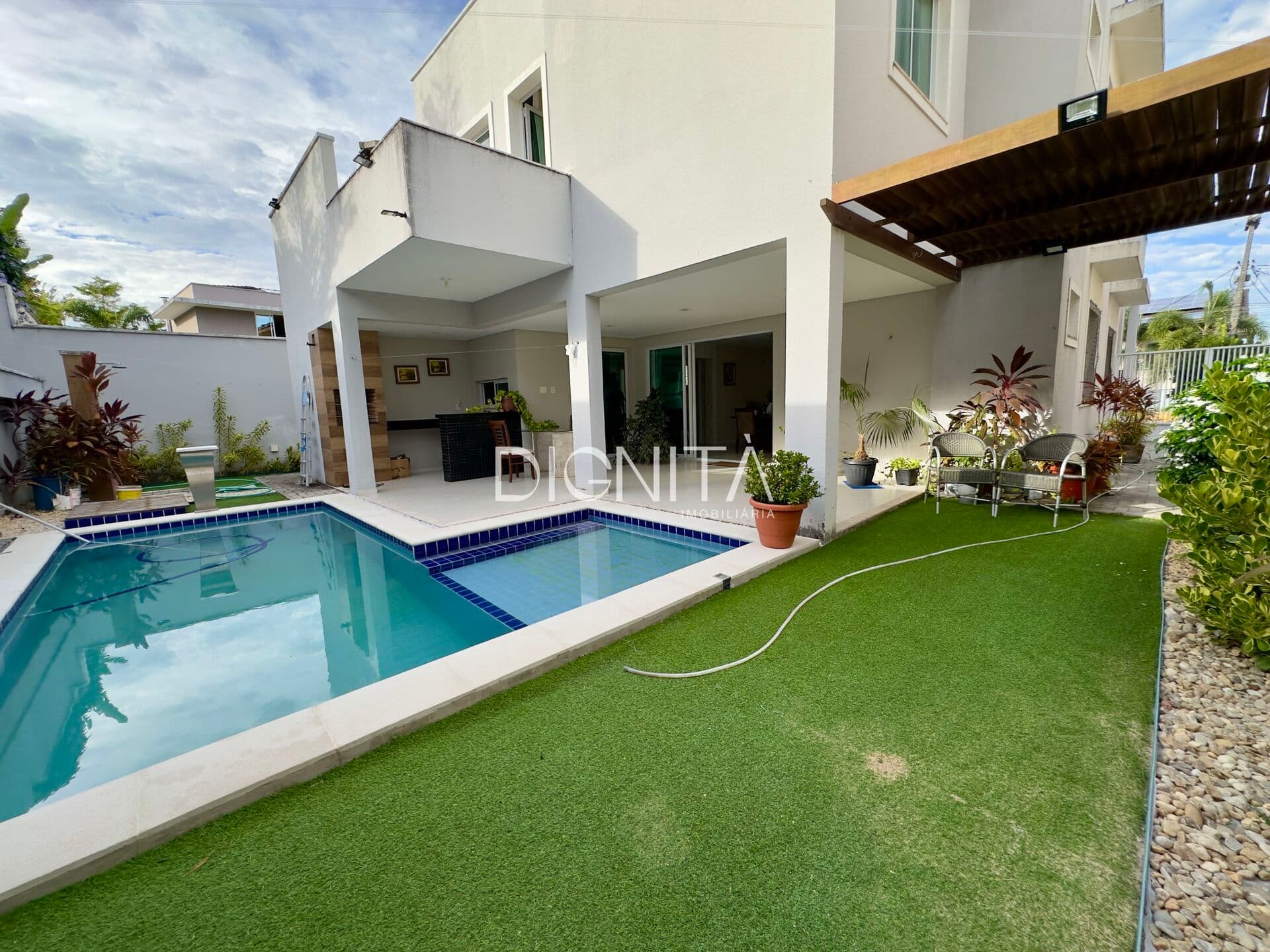 Vendo Casa no Alphaville Eusébio 5 suítes + DCE completa