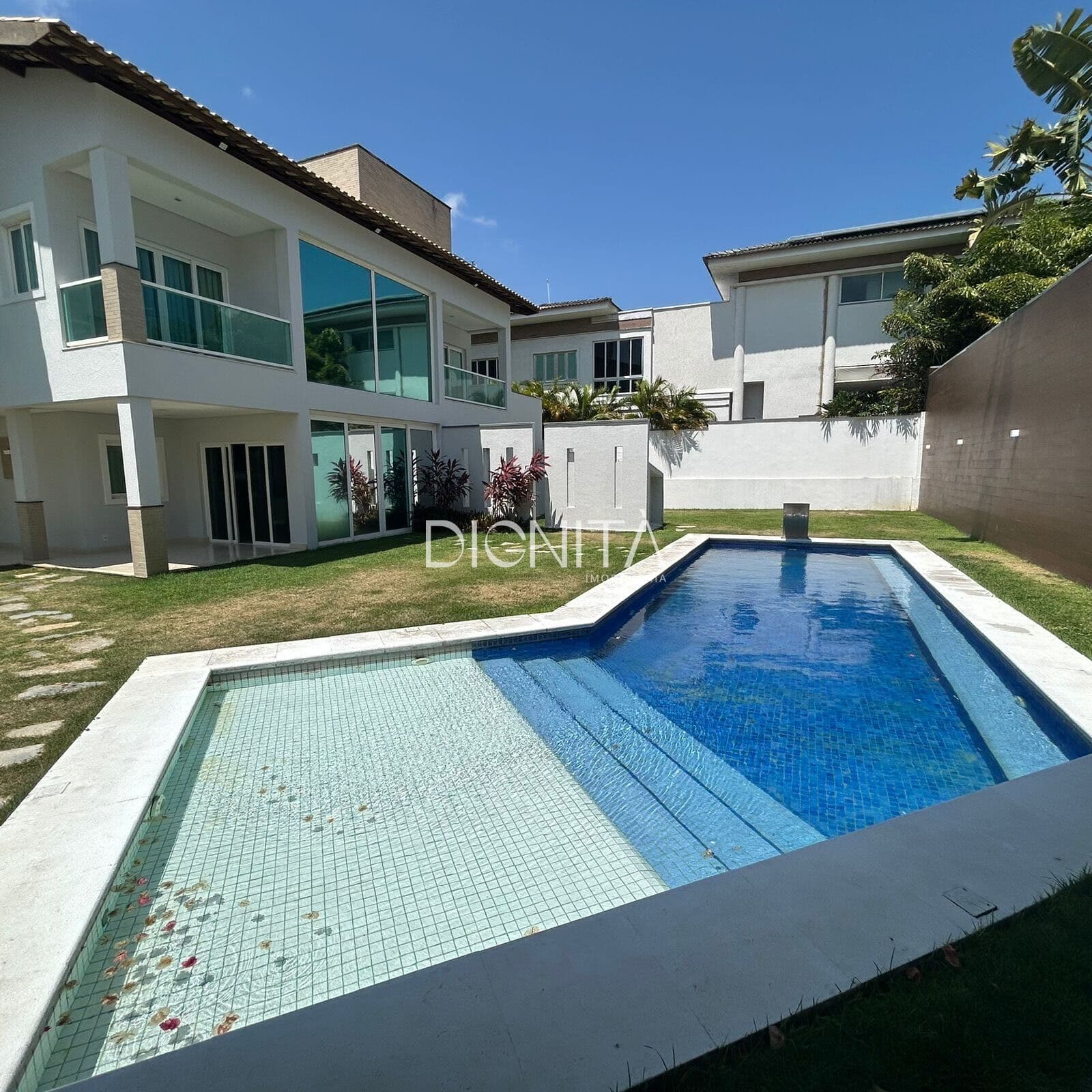 Locação Porteira Fechada - Alphaville Eusébio 4 suítes com Piscina