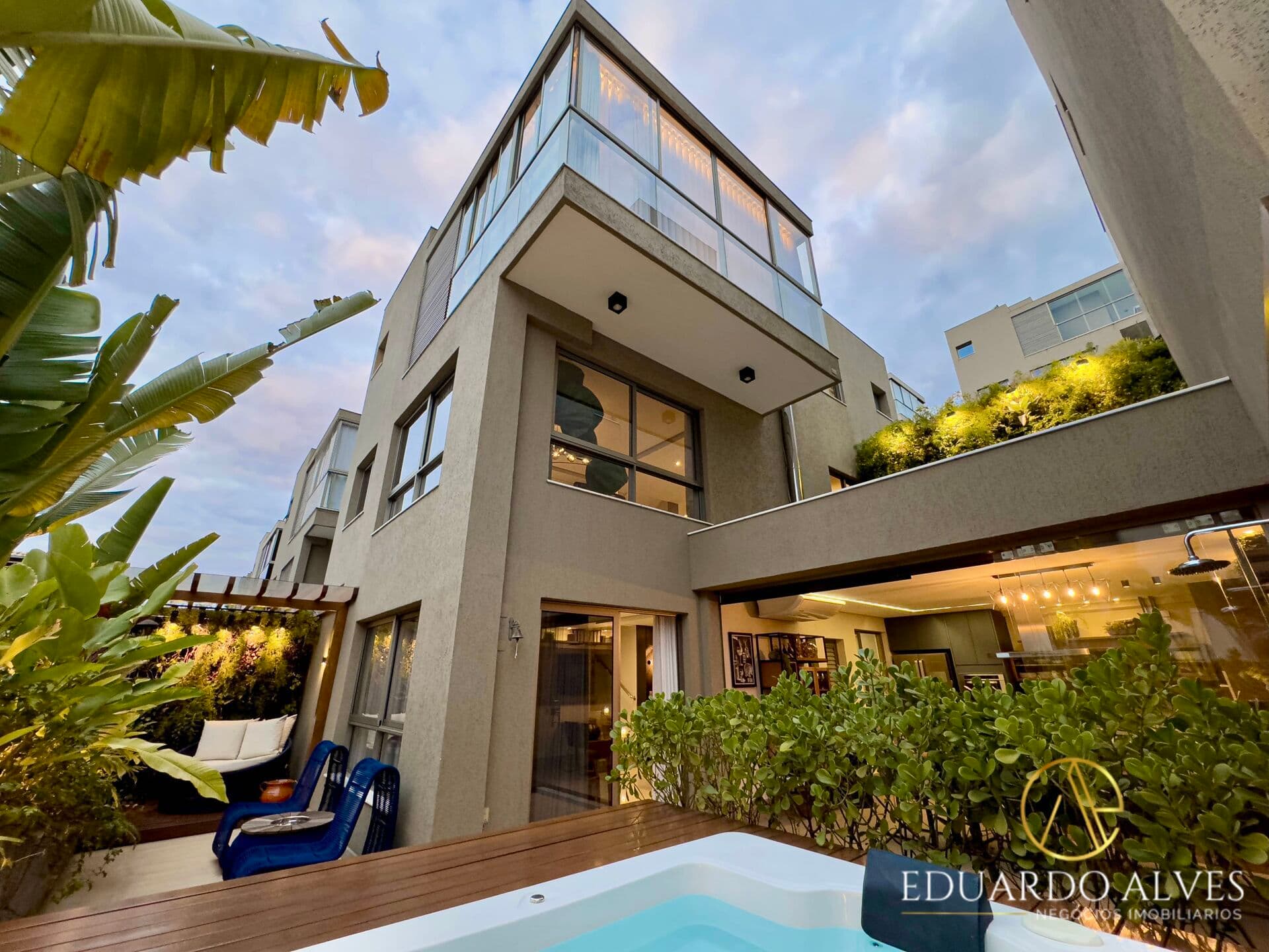 Casa Alto Padrão com 3 quartos 1 Suítes 2 Semi - Suítes e Lazer