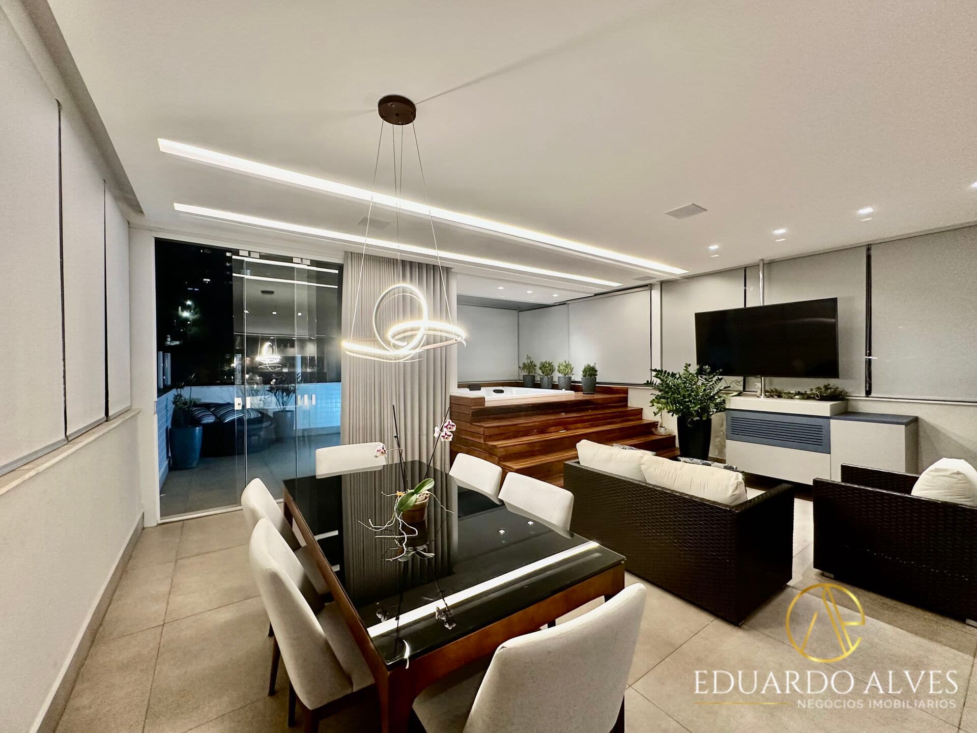 Cobertura duplex de 4 quartos Alto Padrão á venda Bairro Buritis