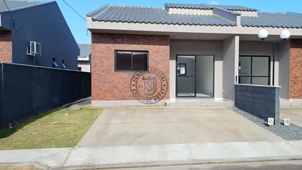 Casa com ótimo acabamento em condomínio com area de lazer