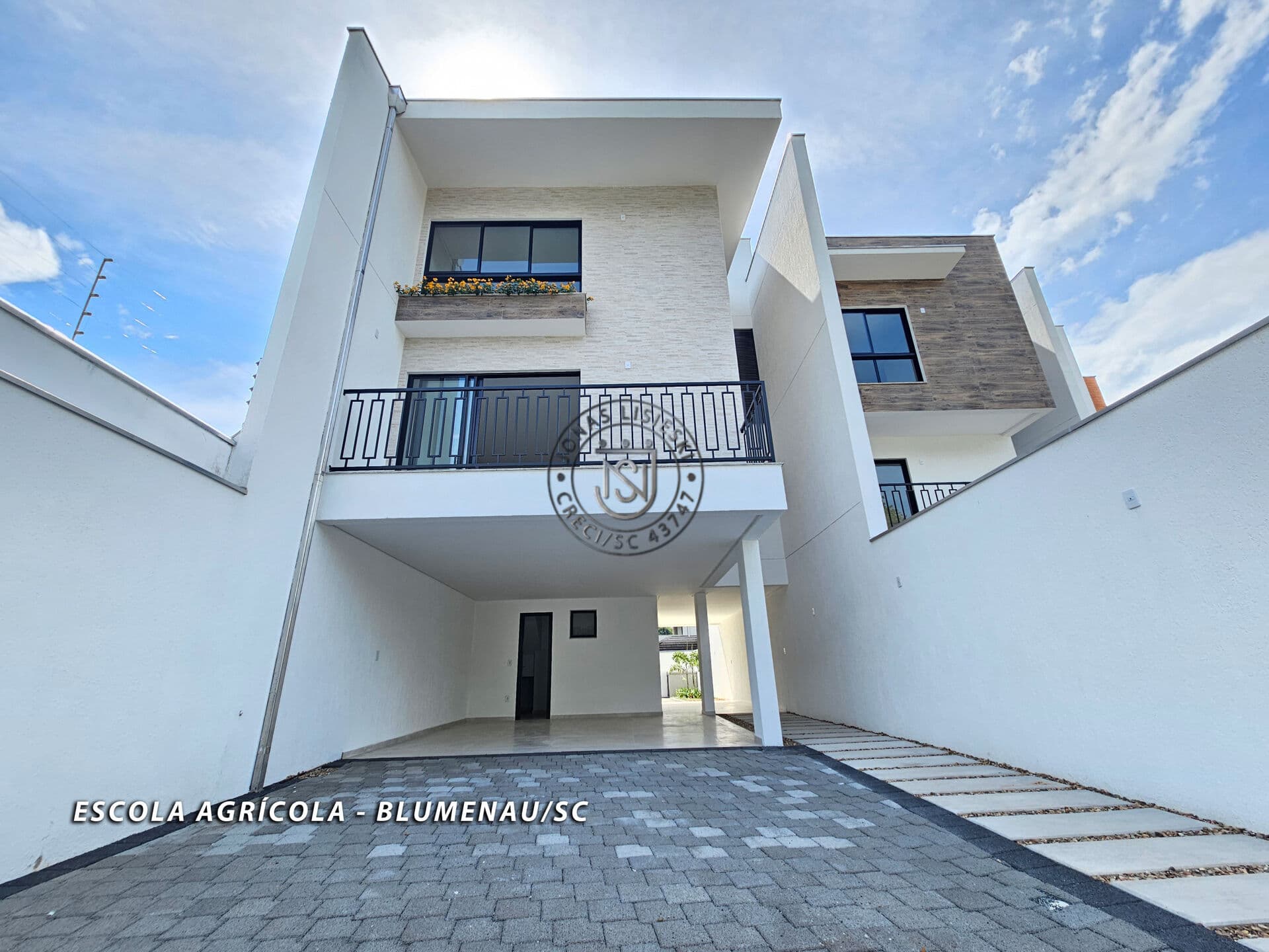 Triplex de Alto Padrão com Piscina à Venda no Bairro Escola Agrícola em Blumenau-SC