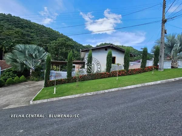 Casa ampla em rua sem saída na Velha Central – tranquilidade, segurança e muito espaço de terreno