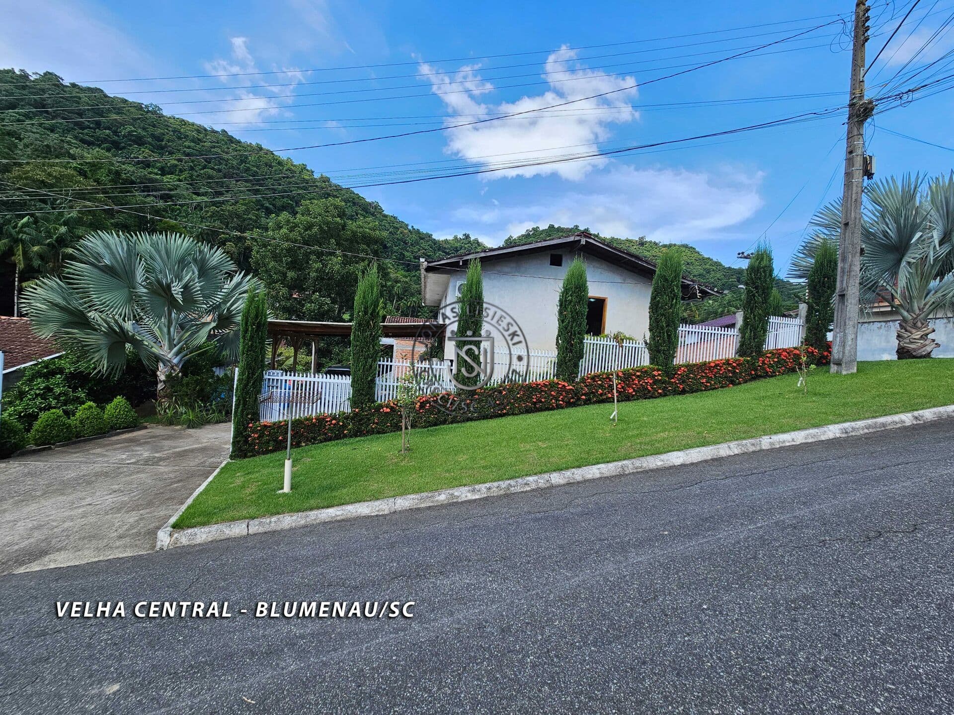 Casa ampla em rua sem saída na Velha Central – tranquilidade, segurança e muito espaço de terreno