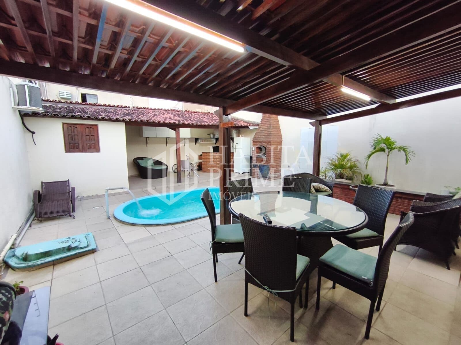 Casa com Piscina à Venda em Indianópolis, Próxima ao Shopping Caruaru, com 3 Quartos e Área Gourmet