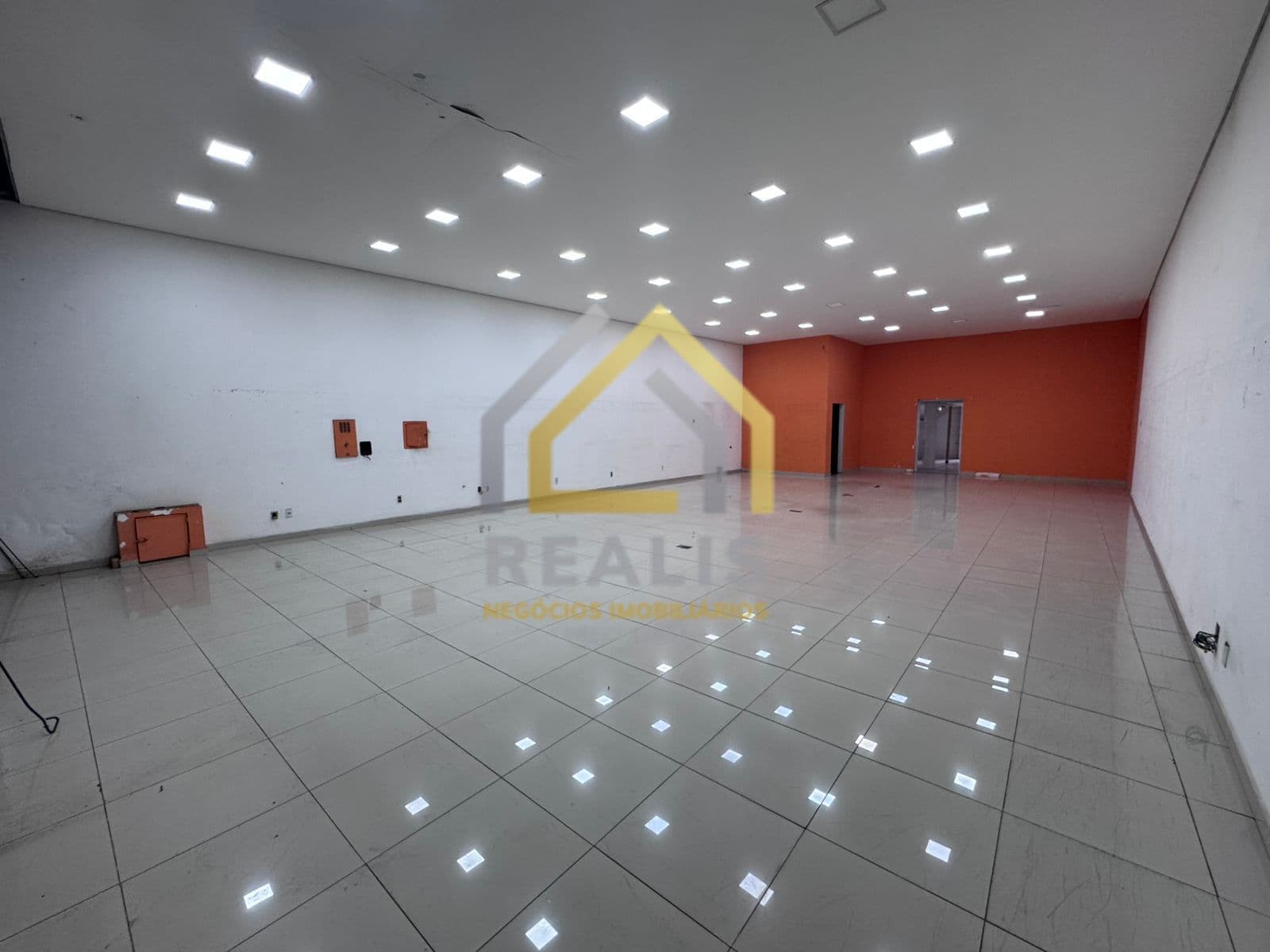 Loja Ponto Comercial Av Interlagos com 257 m², vaga na porta, Interlagos, São Paulo