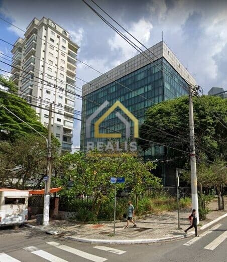 Prédio comercial em Santo Amaro com 6.860 m² construídos com térreo, mezanino e subsolo composto por 7 andares e terraço.
