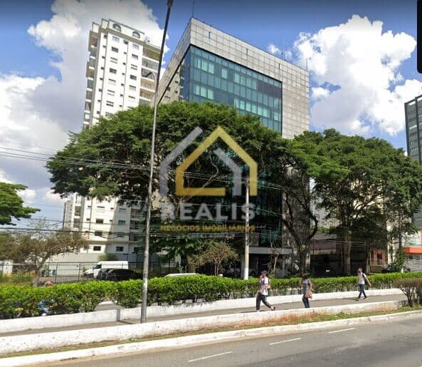 Prédio comercial em Santo Amaro com 6.860 m² construídos com térreo, mezanino e subsolo composto por 7 andares e terraço.