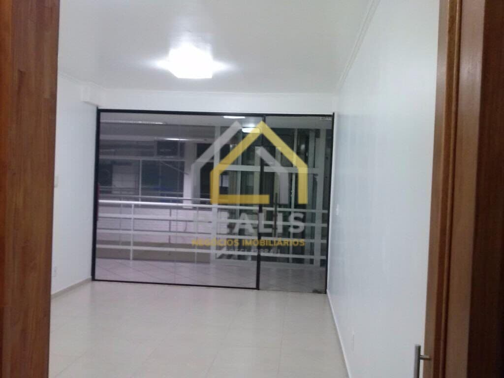 Sala Andar Comercial com 25m² na Av Adolfo Pinheiro, na frente do Metrô - Santo Amaro - SP