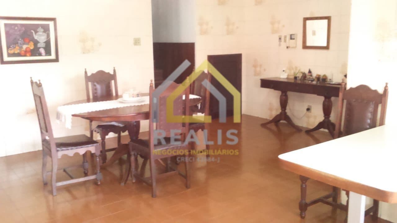 Casa à venda com 330m² 4 dormitórios, 1 suíte, 5 vagas - Bolsão de Interlagos São PauloSobrado para locação com 4 dormitórios, 1 suíte, 5 vagas (Vagas 2 com cobertura e 3 sem cobertura) 690 m2 em Interlagos Casa sobrado com 02 amplas salas com piso de m