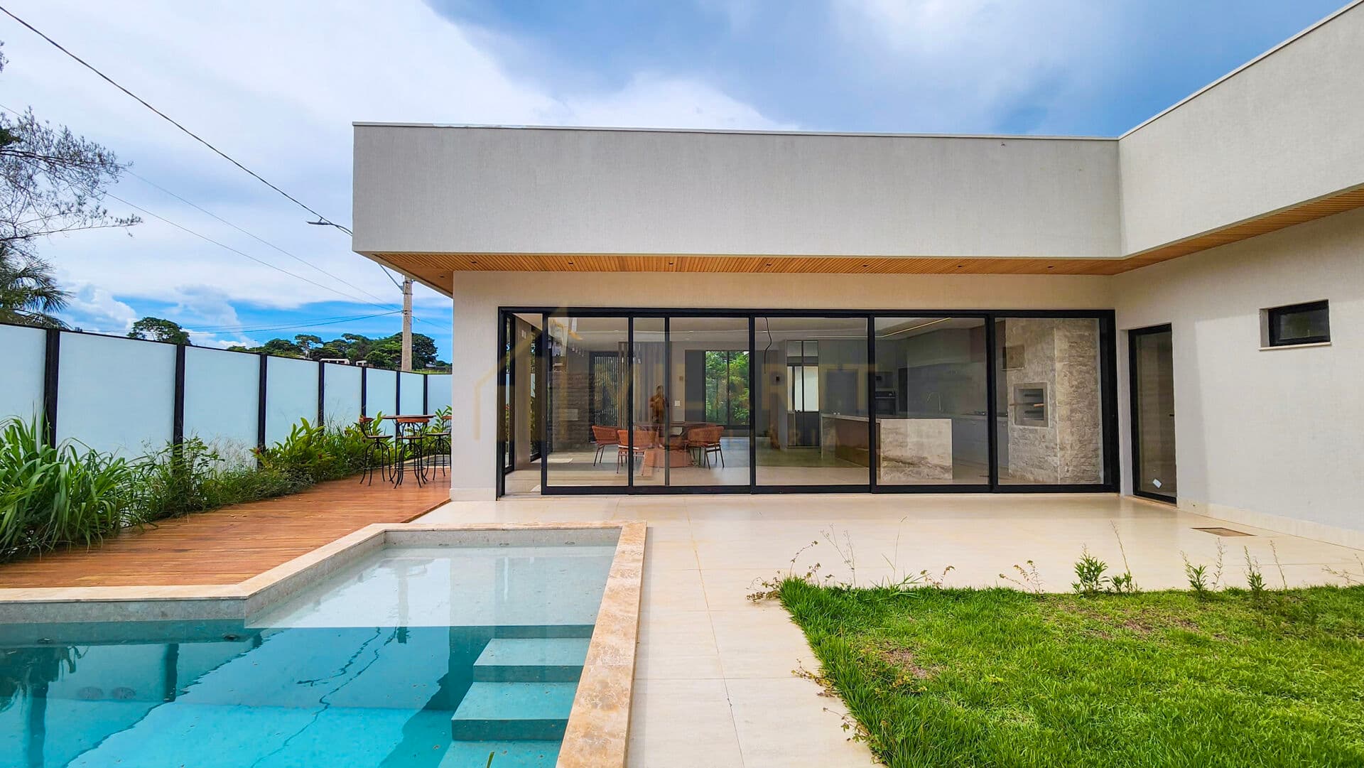 Casa 3 suítes de esquina à venda, mobiliada, por R$ 2.600.000,00 – Condomínio Residencial Grand Trianon – Anápolis/GO