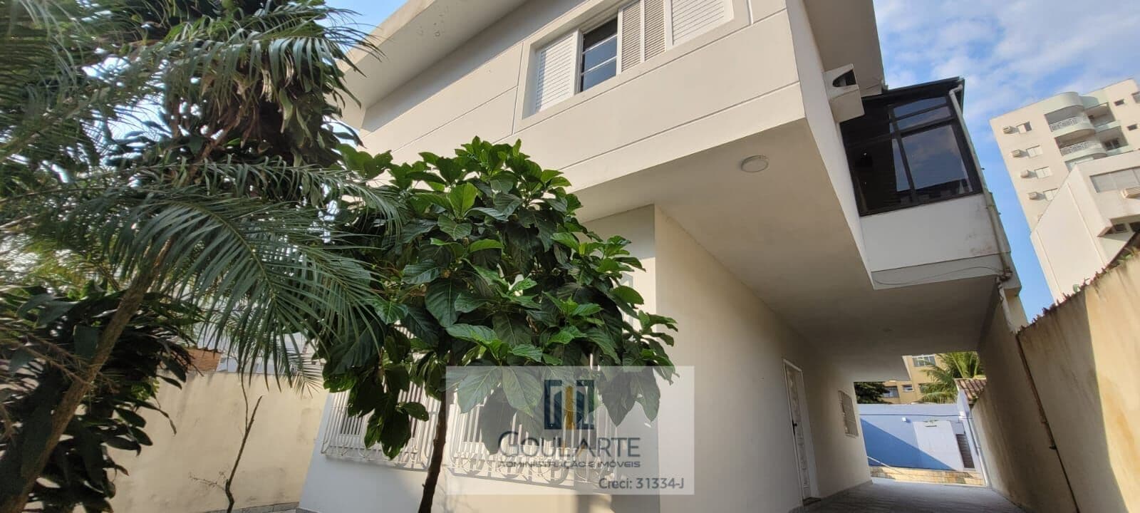 Casa SOBRADO com 4 dormitórios sendo 1 suíte, área gourmet e piscina, à menos de 200 metros do mar na praia do TOMBO-Guarujá/SP.