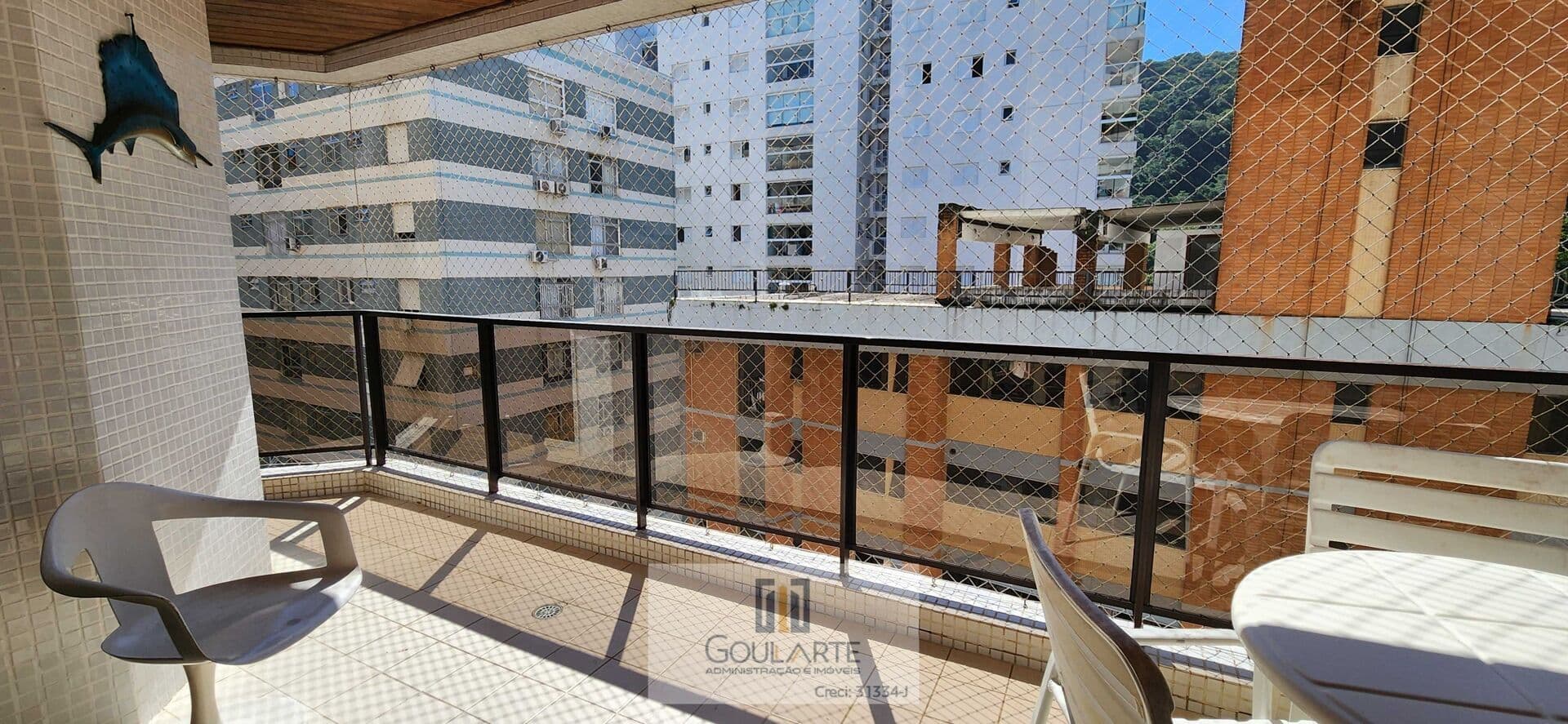 Apartamento Alto Padrão com acesso a sacada compartilhada com suíte, 3 dormitórios sendo 1 suíte climatizada, na praia das PITANGUEIRAS-GUARUJÁ/SP