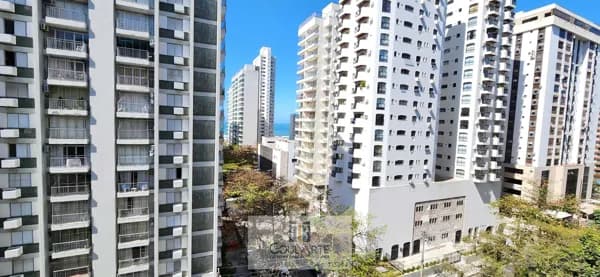 Apartamento com sacada conjugada vista parcial do mar, 2 dormitórios sendo 1 suíte + 1 dormitório de serviço, á 300 metros do mar em PITANGUEIRAS - Guarujá/SP.