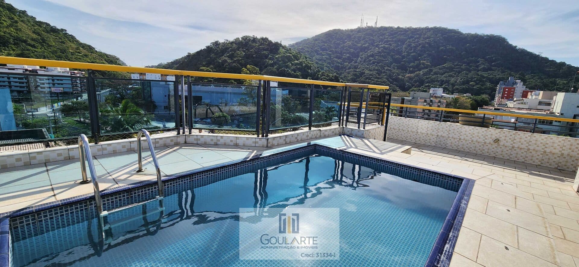 Cobertura alto padrão com sacada gourmet e vista parcial do mar, com lazer no condomínio e 3 dormitórios climatizados sendo 1 suíte, lado praia da ENSEADA - Guarujá/SP.