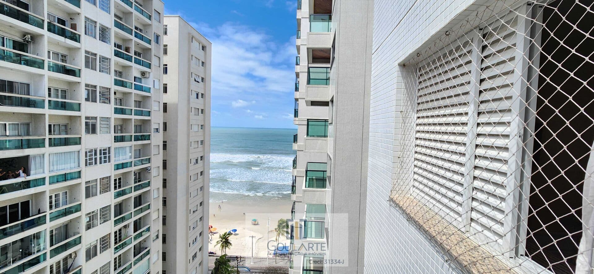 Apartamento alto padrão com acesso a sacada vista lateral do mar, 3 dormitórios climatizados sendo 1 suíte + dormitório de serviço, à menos de 150 metros da praia das PITANGUEIRAS-GUARUJÁ/SP.