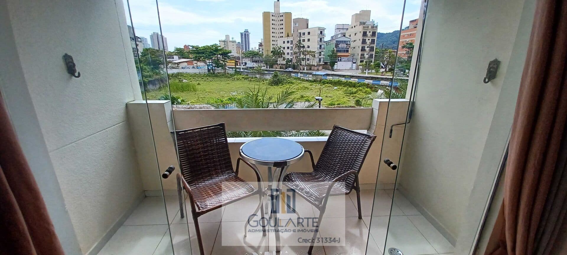 Apartamento com 3 dormitórios sendo 1 suíte, lado praia da Enseada - Guarujá/SP .